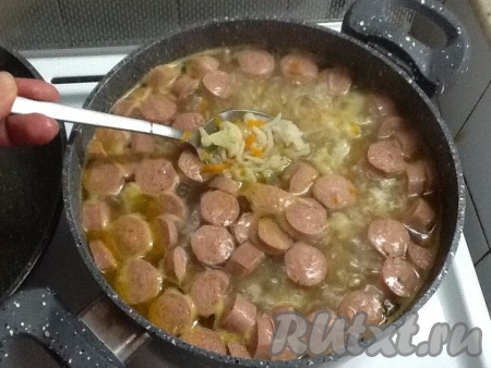 Варим на небольшом огне 7-10 минут, периодически помешивая. Добавляем соль и перец по вкусу.
