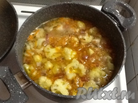 Выкладываем обжаренный лук с морковью в кастрюлю с цветной капустой, перемешиваем и варим на медленном огне.&nbsp;
