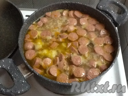 Наш быстрый суп из цветной капусты с сосисками готов! Можно звать семью к обеду! 