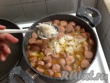 Заранее отваренный рис добавляем в суп. Если такого нет, промываем сырой рис и высыпаем в кипящий суп.