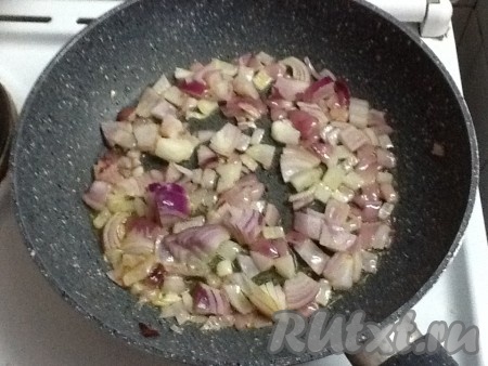 В сковороду кладём сливочное или топлёное масло и обжариваем на среднем огне нарезанный лук до прозрачности, иногда помешивая.
