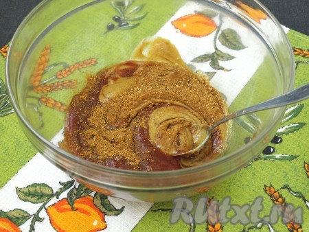 Для приготовления маринада в миске смешать горчицу с кетчупом, добавить приправу для шашлыка.
