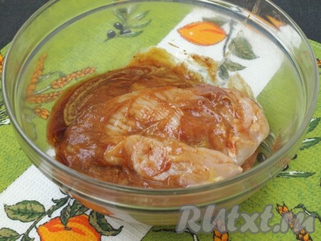 Затем каждое филе смазать подготовленным маринадом.
