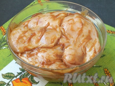 Сложить всё мясо в миску.