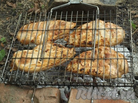 Жарим грудки до готовности, переворачивая решётку каждые 3-5 минут.
