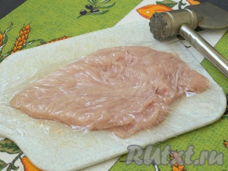 Большое филе накрыть пищевой плёнкой и немного отбить кухонным молоточком, особенно толстую часть. Маленькое филе я не отбивала.