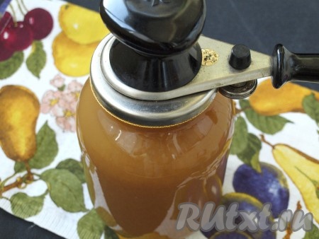 Горячий сок сразу же разливаем в сухие стерильные банки, накрываем ошпаренными кипятком крышками и закатываем ключом. Переворачиваем банки дном вверх и укутываем для дальнейшей стерилизации до полного остывания.
