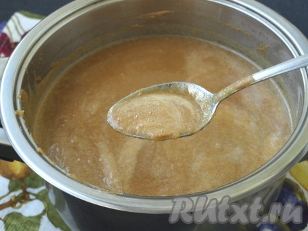 Варим сок с момента закипания 5 минут на небольшом огне, снимая пену.
