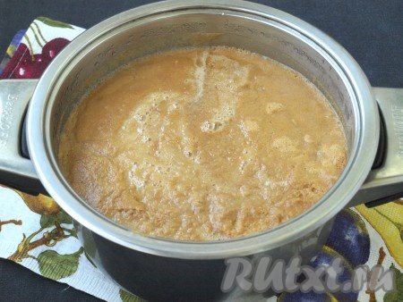 Далее весь сок сливаем в кастрюлю и ставим на огонь, доводим до кипения.
