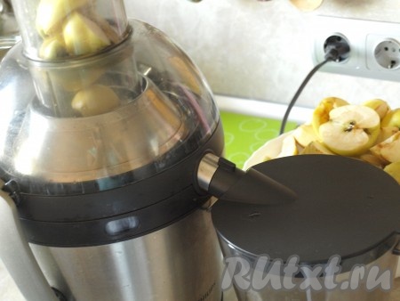 Пропустить все яблоки через соковыжималку.