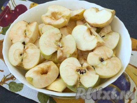 Яблоки тщательно вымыть, если нужно, обрезать порченые места. Разрезать яблоки пополам, чтобы убедиться, что среди них нет червивых. Я взвешивала обрезанные яблоки, но, в любом случае, количество сока может быть каждый раз разным, так как зависит от сорта яблок и используемой соковыжималки.
