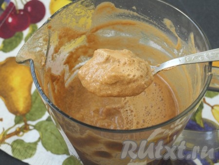 В яблочном соке сверху собирается много пены, верхнюю пену снимаем.