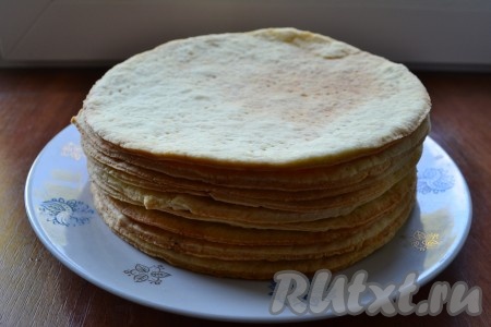 Выпекать коржи в разогретой до 180-190 градусов духовке 10-15 минут. Следите, как только чуть подрумянится - готово!