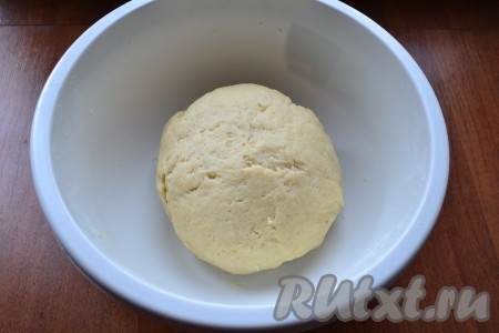 Быстро замесить тесто, которое вначале будет рассыпаться, а затем под теплом ваших рук&nbsp; замесится колобок. Тесто должно получиться не липнущим к рукам. Если тесто липнет к ладоням, тогда понемногу добавьте ещё немного муки, замешивая не липнущее к рукам, но при этом мягкое тесто. Завернуть песочное тесто в пищевую плёнку и отправить в холодильник на пару часов.