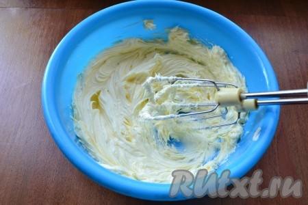 Взбить масло миксером на низкой скорости до пышности.