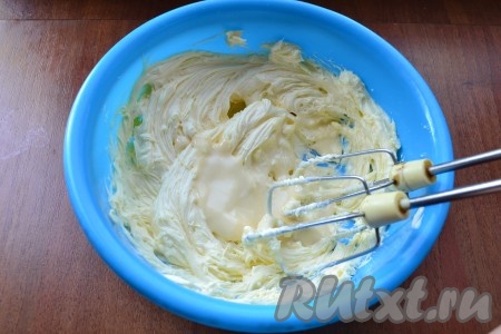 Далее добавить ванильный сахар и, продолжая взбивать, добавлять частями сгущенное молоко комнатной температуры.
