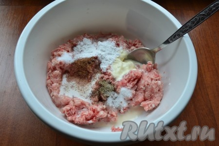 Добавить в фарш соль нитритную и обычную, крахмал, перец черный молотый и мускатный орех, влить сливки.
