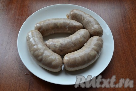 Далее перекрутить или перевязать нитью кишки с фаршем на расстоянии 8-10 см, чтобы получились сардельки. Концы кишок хорошо перевязать. Сардельки оставить при комнатной температуре на 1 час.
