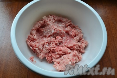 Также нарезать и кусочек сала. Куриное филе, говядину и сало перекрутить на мясорубке.
