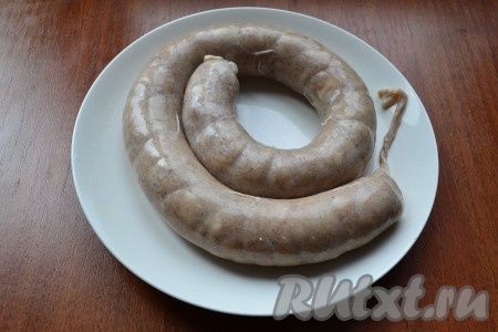 Свиные кишки наполнить фаршем удобным для вас способом (с помощью специальной насадки к мясорубке или обрезанной пластиковой бутылки). Наполнять кишки нужно не плотно.
