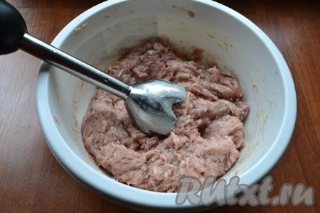 Фарш перемешать, затем добавить немного взбитое сырое яйцо и, постепенно вливая холодную воду, взбить и измельчить фарш погружным блендером. Взбивать нужно минут 5, желательно, до состояния эмульсии. Это можно сделать и в чаше блендера или кухонного комбайна. Чтобы получить нужную консистенцию фарша, техника нужна высокой мощности.
