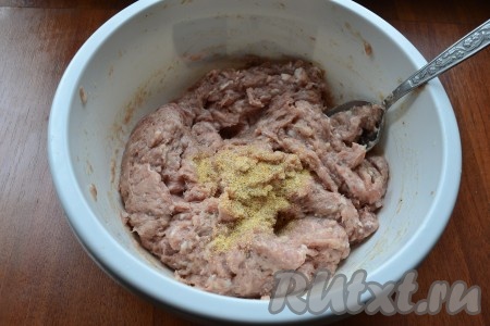 Добавить в фарш гранулированный чеснок, перемешать. Фарш прикрыть пленкой и поместить в холодильник часа на 2-3.