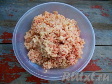 В результате у меня получилось 1,6 кг фарша. Кстати, для приготовления котлет можно взять и покупной фарш.
