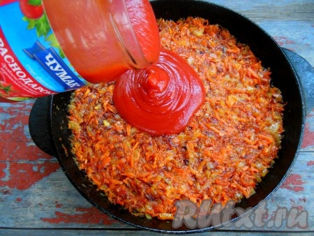 Обжарьте морковь с луком на хорошо разогретой сковороде на растительном масле, помешивая, до золотистого цвета, затем добавьте томатный соус, перемешайте, проварите 1-2 минуты на небольшом огне. Я готовила с "Краснодарским" соусом, в его составе есть сахар, соль и специи. Поэтому я в соус с овощами ни сахар, ни соль, ни специи не добавляю. Вместо уже готового томатного соуса можно взять кетчуп, томатный сок или же развести томатную пасту и уже по своему вкусу добавить соль, сахар.