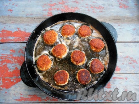 Выложите котлетки на сковороду, разогретую с растительным маслом, и обжарьте на медленном огне, не накрывая крышкой, с обеих сторон до румяного цвета. Обжаренные котлеты сложите в кастрюлю или жаропрочную форму.