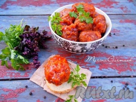 Такие куриные котлеты в томатном соусе можно подать с кашами, макаронами или картофельным пюре.
