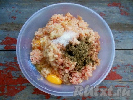 В фарш добавьте соль, черный молотый перец, яйца, перемешайте. Если фарш недостаточно хорошо лепится, добавьте манную крупу, перемешайте еще раз. Затяните тарелку с фаршем пищевой пленкой и уберите&nbsp; в холодильник минут на 7-10.
