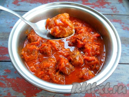 Залейте обжаренные куриные котлеты подготовленным томатным соусом. Затем форму с котлетами можно поставить в духовку, разогретую до 180 градусов, на 7-10 минут (чтобы котлетки прогрелись вместе с соусом) или протушить на небольшом огне в течение 3-5 минут с момента закипания, накрыв кастрюлю крышкой (если овощной соус густоват, то при тушении следите, чтобы он не подгорел, возможно, потребуется долить немного воды). Готовым котлеткам дайте настояться под крышкой в течение минут 10.
