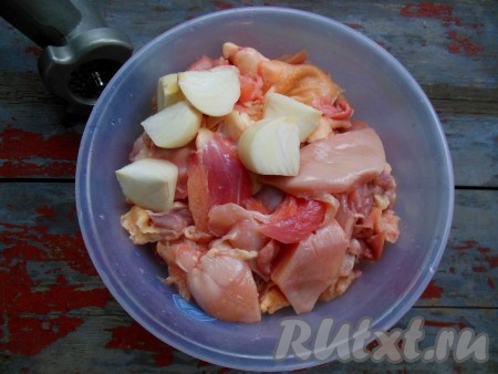 Курицу промойте под проточной водой снаружи и внутри. Обсушите курицу с помощью бумажного полотенца, нарежьте на кусочки, срежьте мясо с костей. Из костей можно приготовить отличный бульон для первых блюд. Кусочки куриного мяса и очищенный лук измельчите при помощи мясорубки.