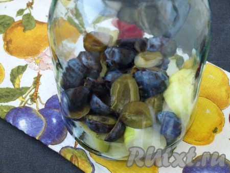 В чистую стерильную банку сложить яблоки, сливы и груши.
