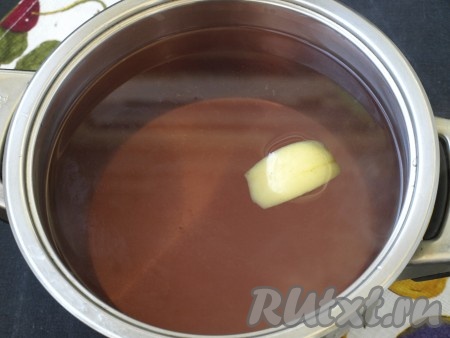 Спустя 15 минут, жидкость из банки&nbsp;слить в кастрюлю, довести до кипения, всыпать сахар, хорошо перемешать и варить сироп до растворения сахара.