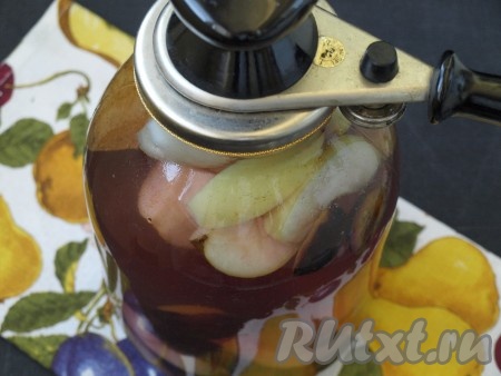 Когда сахар растворится, в банку насыпать лимонную кислоту, полностью залить банку с фруктами горячим сиропом и сразу же закатать банку крышкой.
