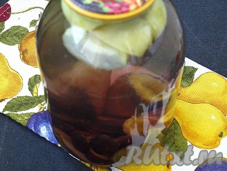 Воду вскипятить и залить фрукты на 15 минут. Прикрыть банку прокипяченной крышкой.
