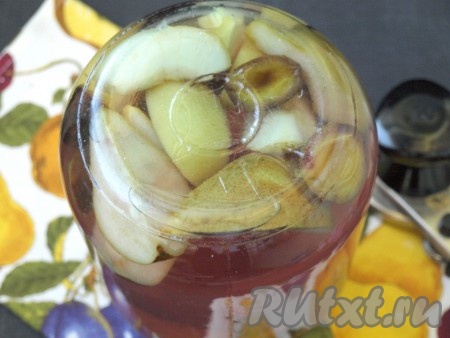 Укутать банку, перевернутую вверх дном, и оставить до полного остывания.
