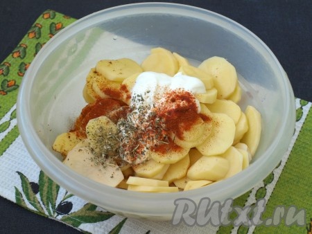 Очищенную картошку нарезать тонкими кружками. Добавить к картофелю паприку, сметану (немного сметаны оставить для смешивания с кабачками), соль и смесь прованских трав, хорошо перемешать.