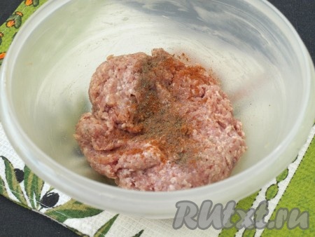Фарш выложить в миску, смешать с солью и перцем (лучше использовать смесь чёрного и красного перцев).