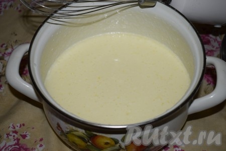 В полученную смесь добавить кислое молоко и взбить миксером.