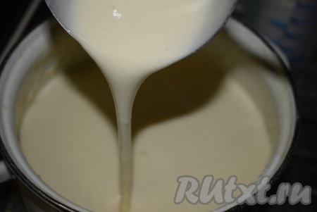 Дать постоять тесту минут 10. Тесто должно получиться тягучим, по консистенции будет напоминать сгущенное молоко.
