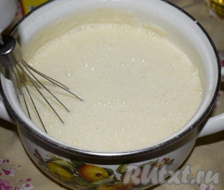 Влить смесь кипятка и соды в блинное тесто и перемешать миксером в течение нескольких секунд.