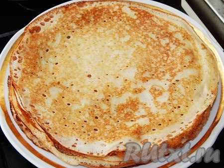 Жарить блинчики на среднем огне с двух сторон до румяности (по 1 минуте с каждой стороны).
