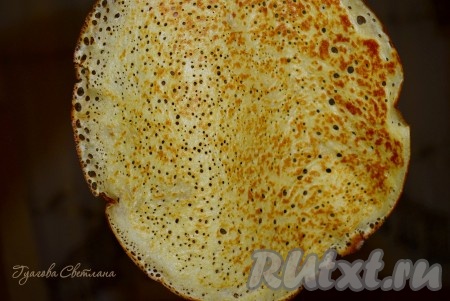 Готовые блины "Вологодские кружева" смазать сливочным маслом и подать к столу со сметаной, медом или вареньем.
