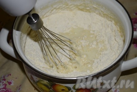 Добавить муку и снова размешать тесто при помощи миксера.
