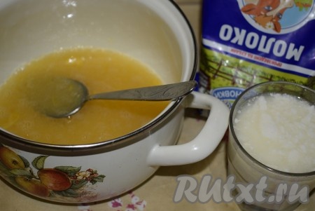 Влить растительное масло и перемешать до однородности миксером.