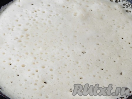 Разогреть сковороду и смазать ее перед выпечкой первого блинчика растительным маслом. Далее в процессе жарки, когда половина блинчиков будет пожарена, можно смазать сковороду маслом еще один раз. На разогретую сковороду наливать тесто при помощи половника тонким слоем, распределяя тесто по всей поверхности сковороды.
