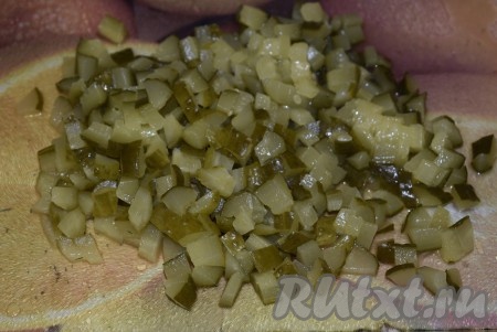Маринованные огурчики нарезать мелкими кубиками.
