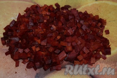 Нарезать очищенную свеклу мелкими кубиками. 
